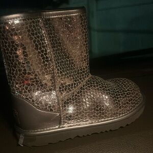 Silver hearts uggs! Hardly worn! Very great condition!